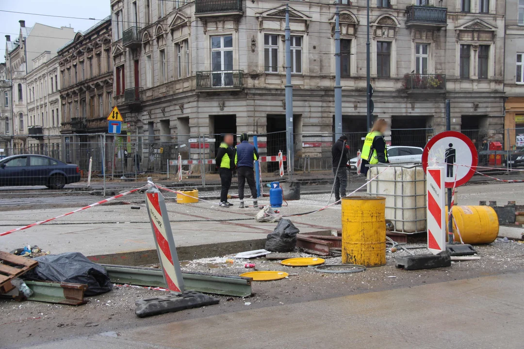 Trwa łączenie nowego torowiska ze starym przy ul.Legionów w Łodzi