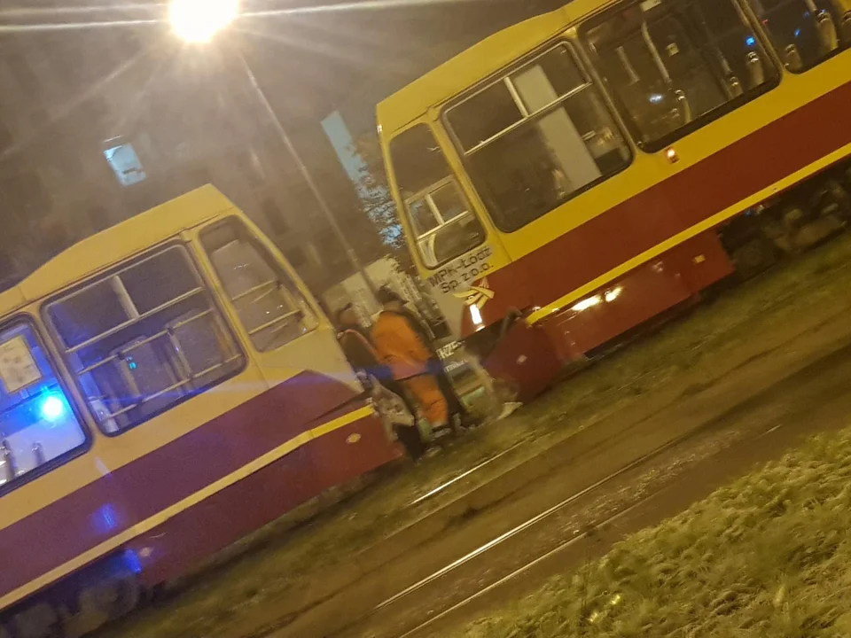 Zderzenie tramwajów na al. Mickiewicza w Łodzi. Kursuje komunikacja zastępcza