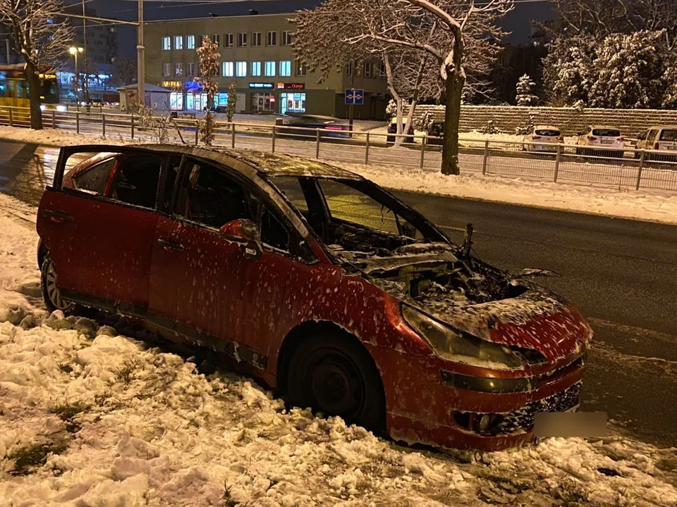 Pożar samochodu na Dąbrowie w Łodzi [zdjęcia] - Zdjęcie główne