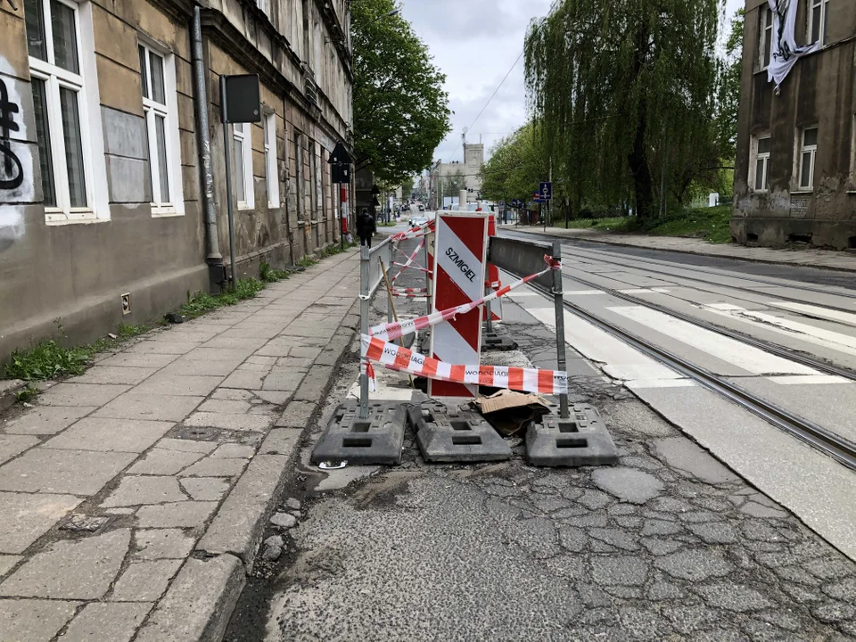 Zapadnięta jezdnia na ul. Franciszkańskiej w Łodzi