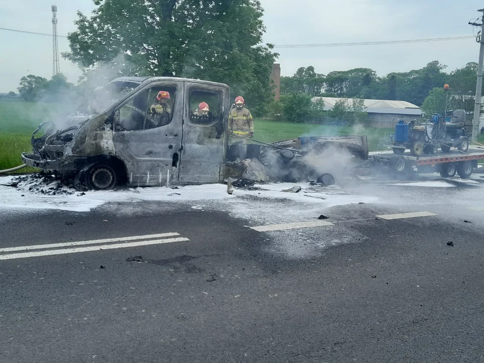 Pożar na drodze krajowej. Samochód spłonął doszczętnie [ZDJĘCIA] - Zdjęcie główne
