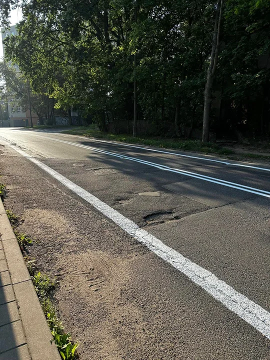 W takich warunkach jeździmy po ul. Świętej Teresy w Łodzi