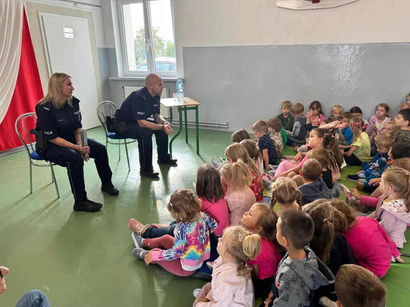 Policjanci z Piątku odwiedzili szkołę w Czernikowie