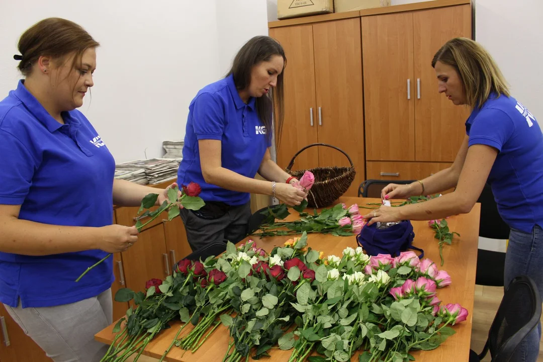 KCI rozdaje róże i gazety na kutnowskim Święcie Róży