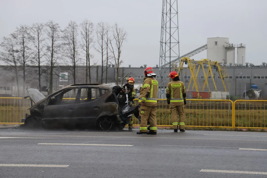 Pożar samochodu na DK 92 w Kutnie
