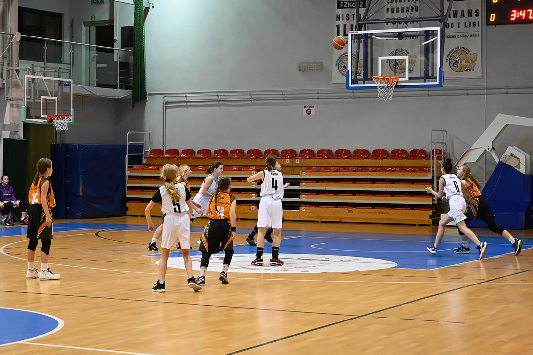 Młodziczki KS Kutno pokonały we własnej hali UKS Basket Aleksandrów Łódzki 52:50