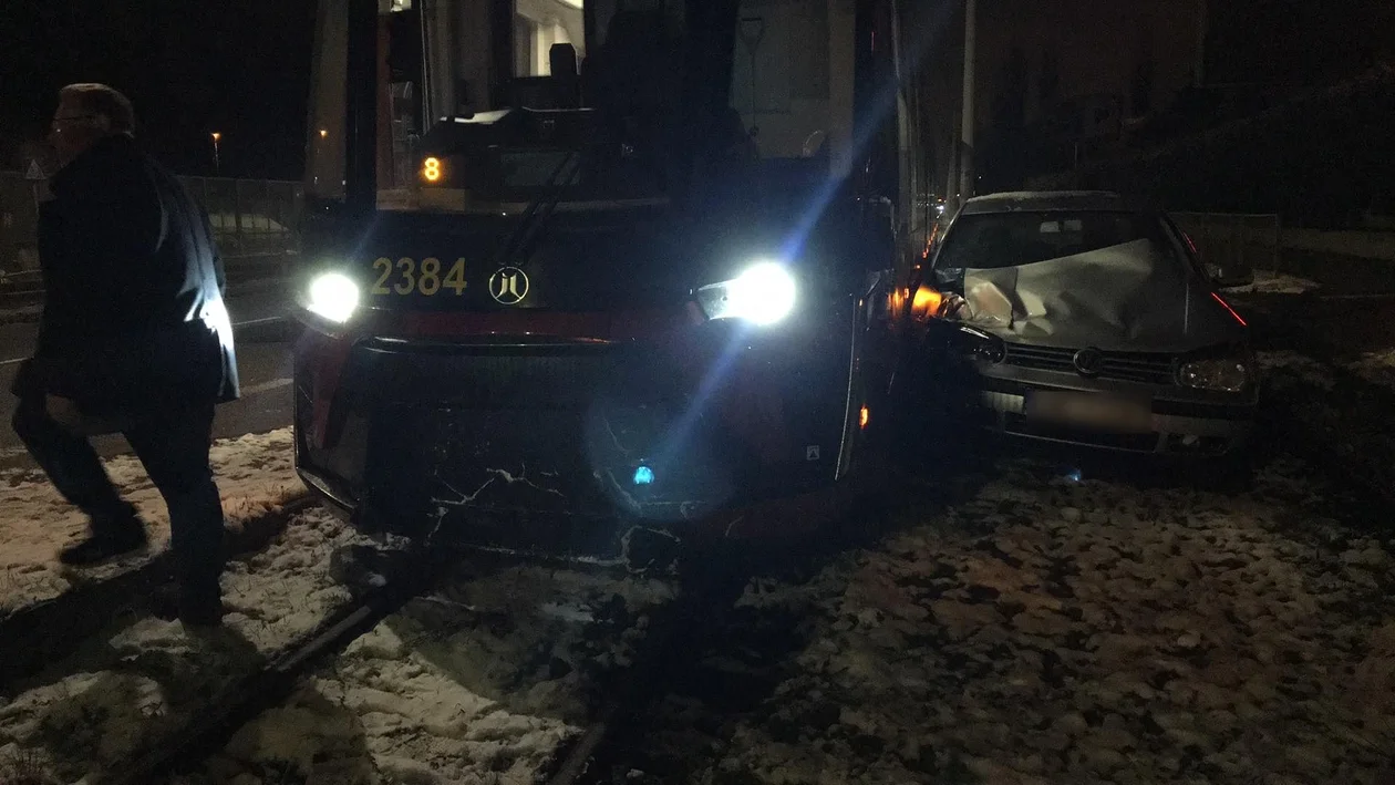 Zderzenie auta z tramwajem w Łodzi