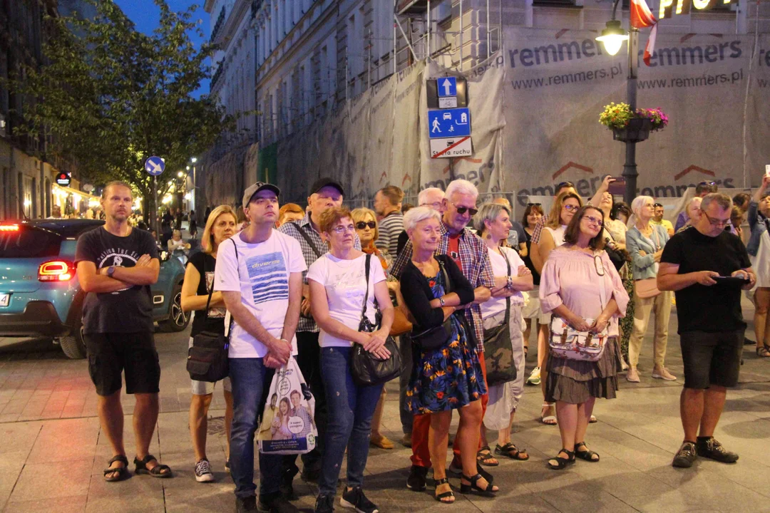 Wieczorowa Piotrkowska robi wrażenie!  Tak odpoczywamy na jednej z najsłynniejszych ulic w Polsce