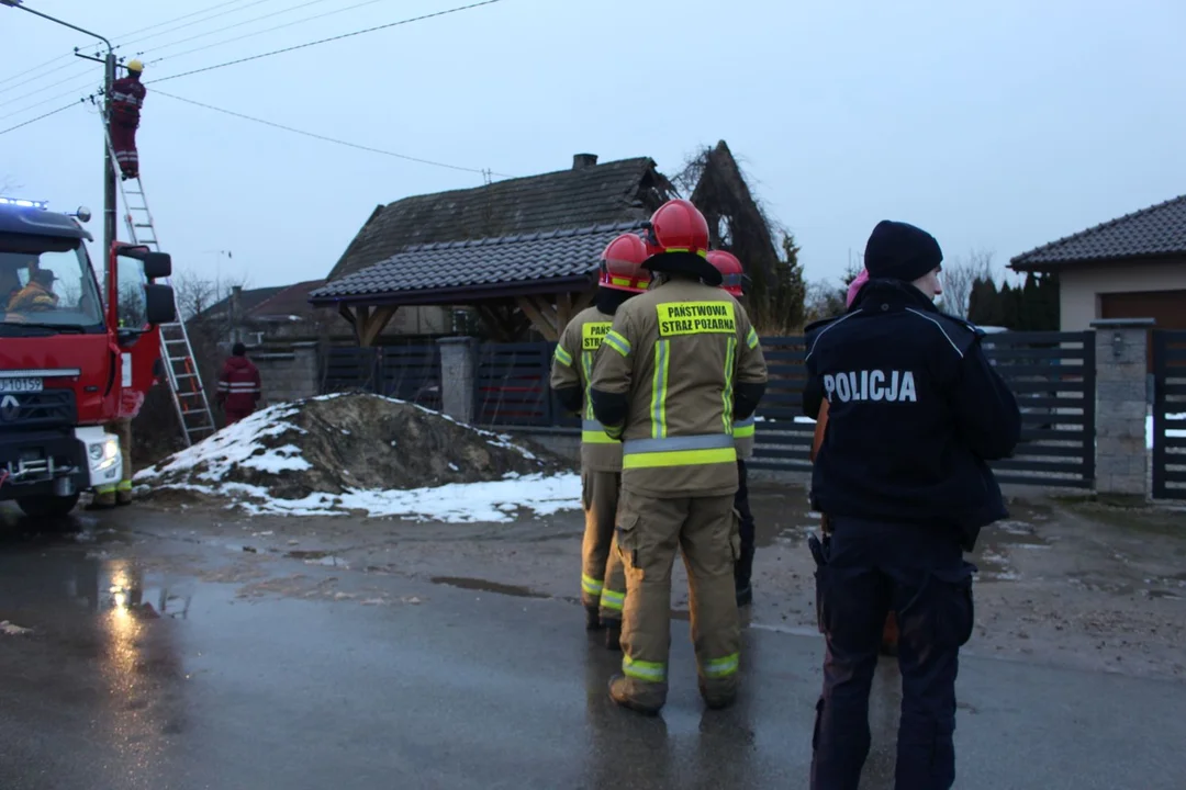 W miejscowości Bielawki w jednym z domów zawalił się dach. Służby zabezpieczają budynek