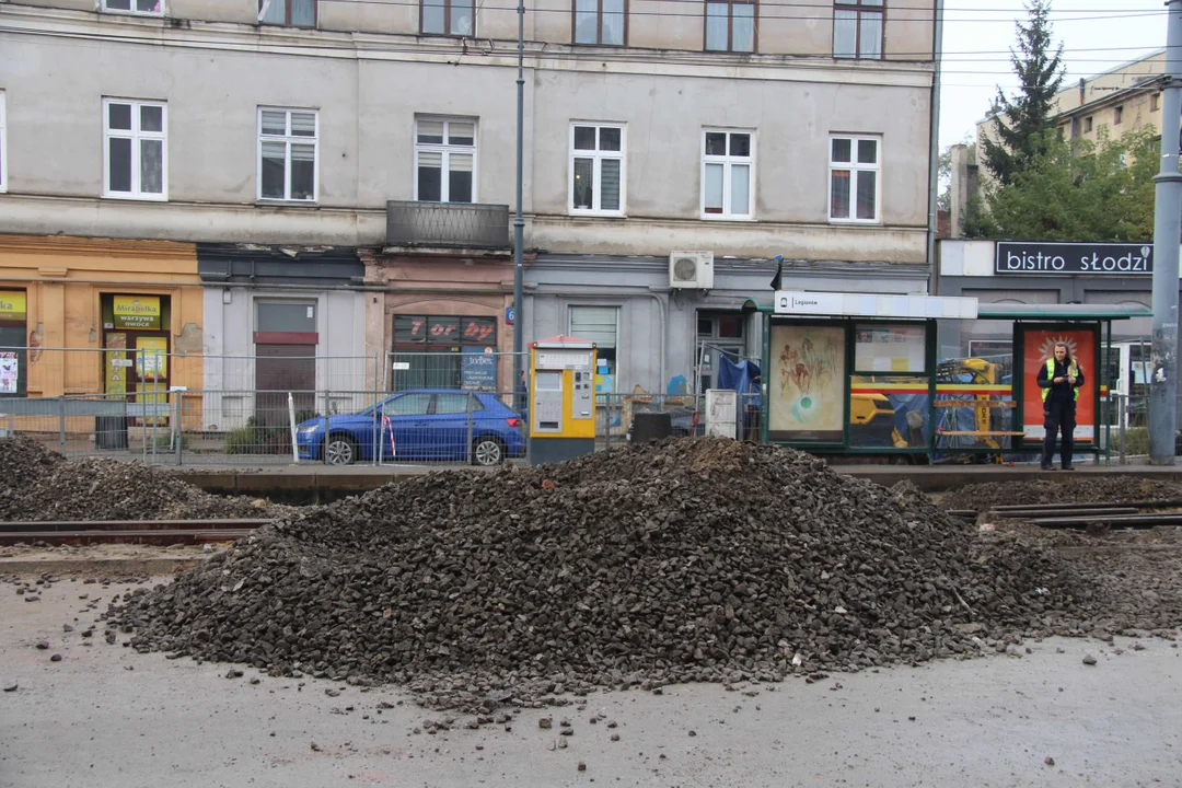 Trwa łączenie nowego torowiska ze starym przy ul.Legionów w Łodzi