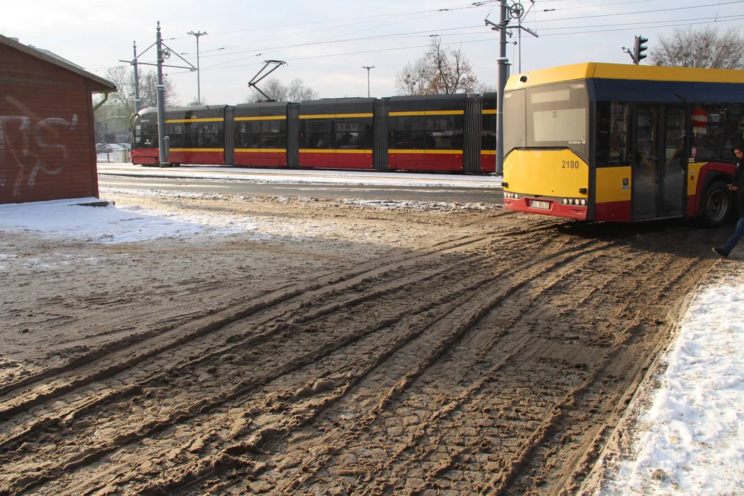 Przystanek Piotrkowska - plac Niepodległości w Łodzi i pętla autobusowa