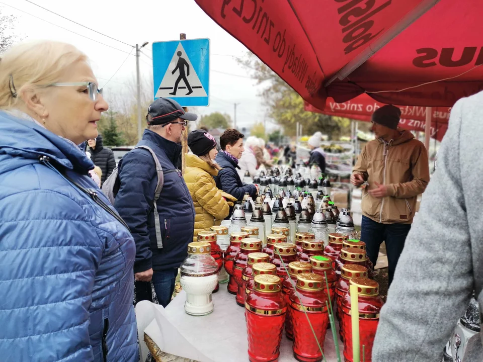 Zgierzanie odwiedzają bliskich zmarłych na cmentarzu komunalnym. „Jazda autobusem dzisiaj to nic przyjemnego” [ZDJĘCIA] - Zdjęcie główne