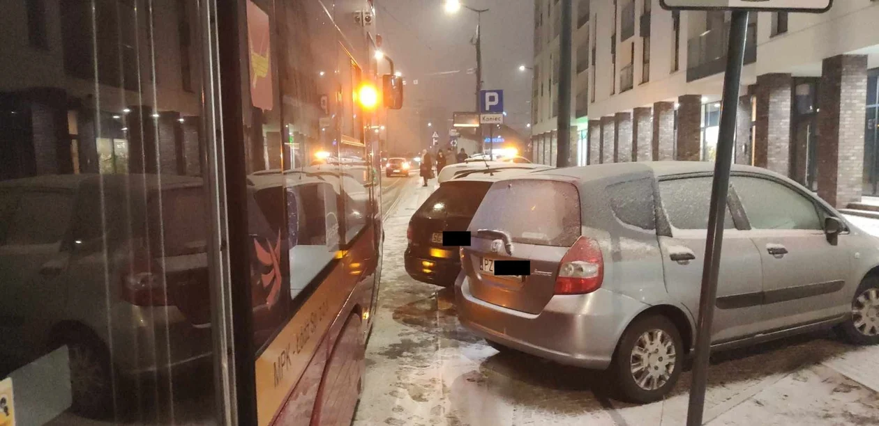 Kierowcy, którzy parkują przy torowisku kontra tramwaje MPK Łódź. Tę walkę na ulicy Węglowej przegrywają podróżni łódzkich tramwajów [ZDJĘCIA] - Zdjęcie główne