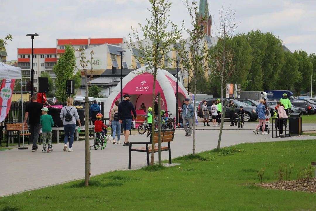 Trwa piknik rowerowy nad Ochnią. Co czeka na mieszkańców? [FOTO] - Zdjęcie główne