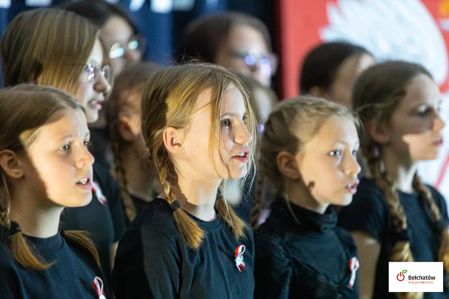 Uczniowie zaśpiewali patriotyczne piosenki. "Wieczór z Ojczyzną" w bełchatowskiej szkole [FOTO] - Zdjęcie główne