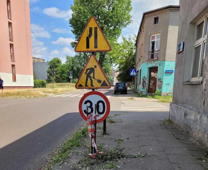 Łódzcy kierowcy gubią się w gąszczu znaków drogowych. Czy wszystkie są właściwie zamocowane? - Zdjęcie główne