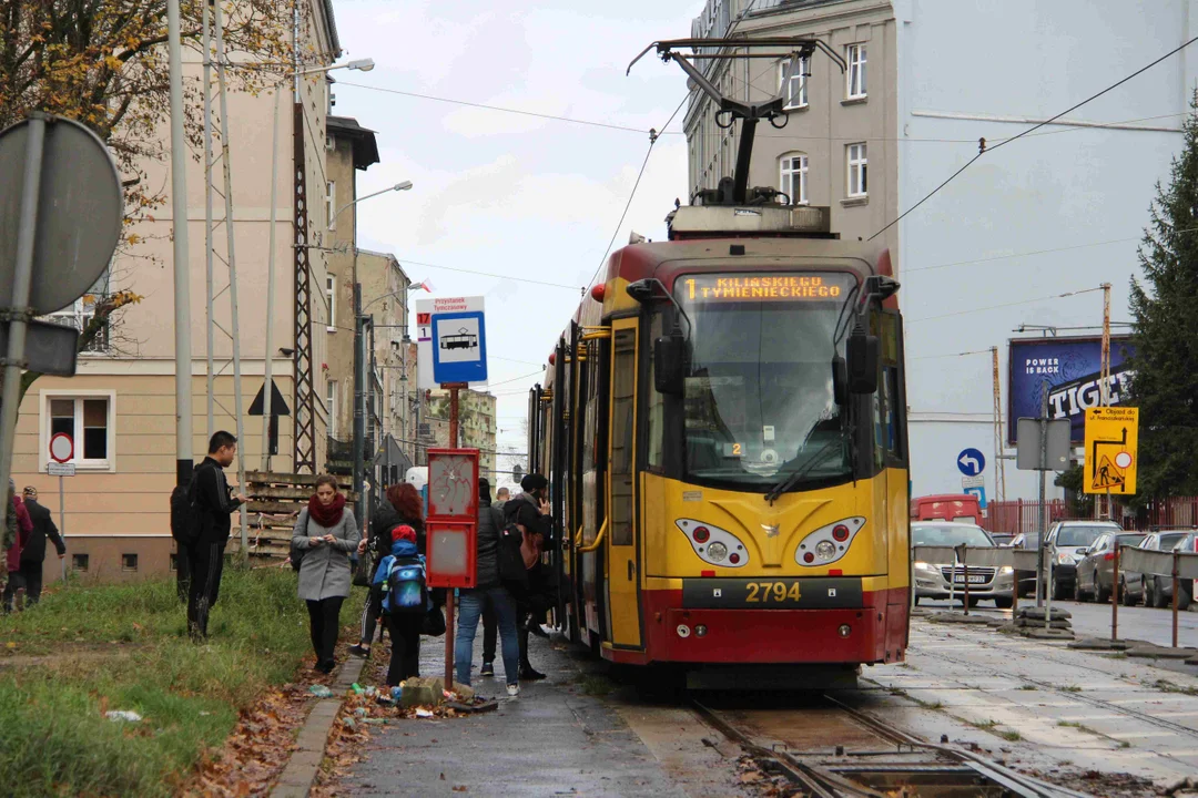 Brudny przystanek tramwajowy przy centrum krwiodawstwa w Łodzi