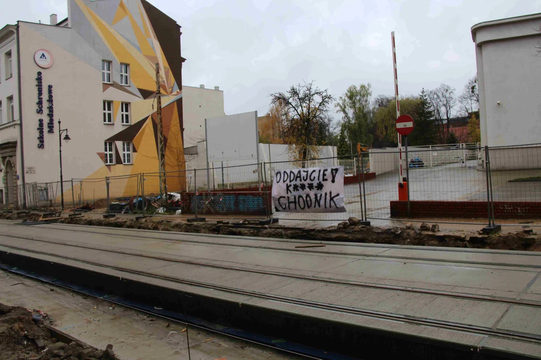 Szczery banner na ulicy Legionów w Łodzi.