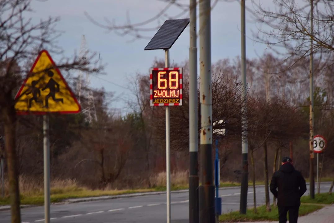 W Zgierzu pojawiły się mierniki prędkości. Sprawdź, gdzie je spotkasz [ZDJĘCIA] - Zdjęcie główne