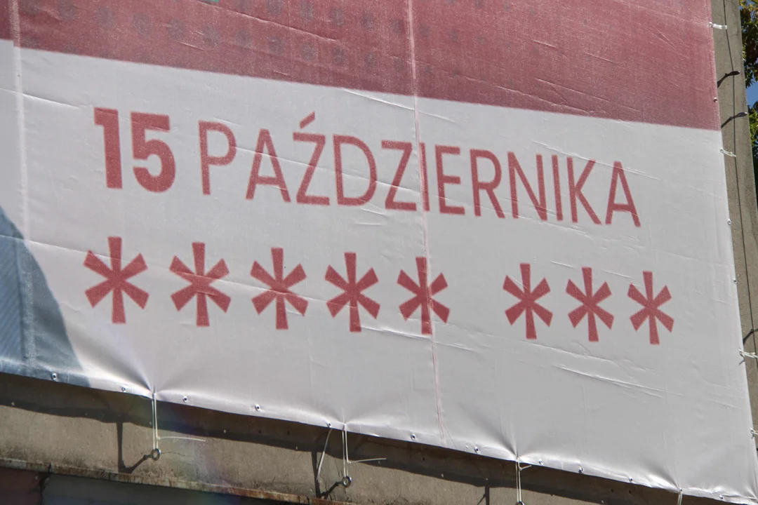 „Osiem gwiazdek” na banerze wyborczym Lewicy. Polityk PiS: chodzi o „wygra PiS” - Zdjęcie główne