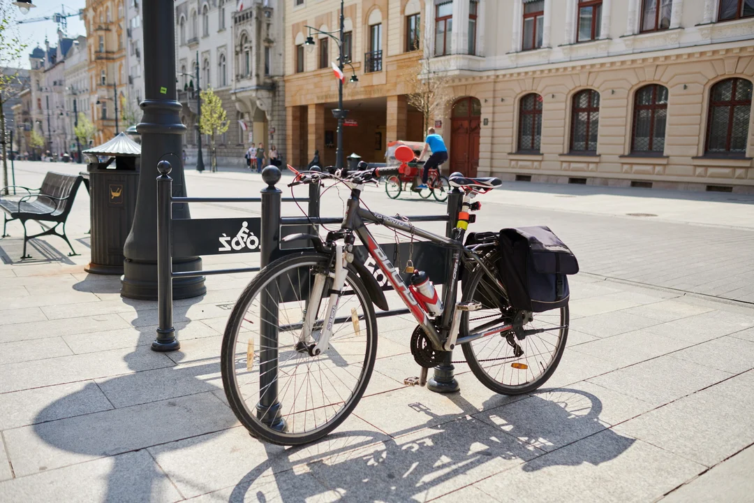 W Łodzi będzie więcej stojaków. Urzędnicy decyzję podjęli po konsultacjach z rowerzystami   - Zdjęcie główne