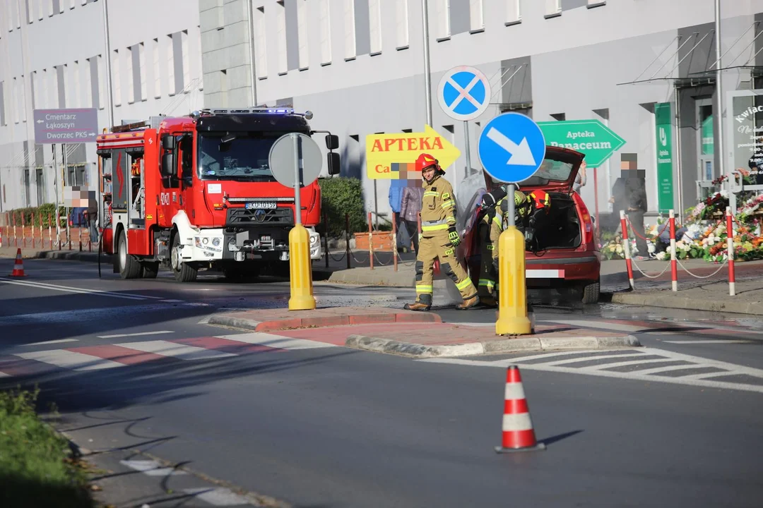 Pożar samochodu na ul. Grunwaldzkiej w Kutnie