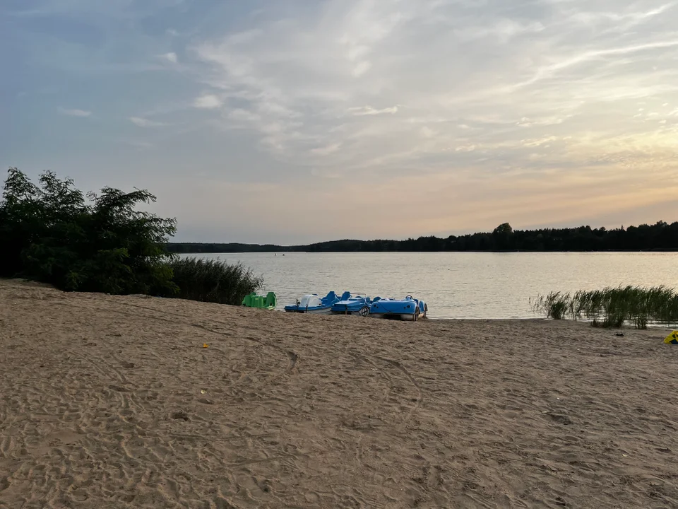 Jezioro Głuszyńskie. Są tu zatoki jak na Florydzie, a zachody słońca wyglądają wyjątkowo malowniczo. Podróż zajmie 1,5 godziny [ZDJĘCIA] - Zdjęcie główne