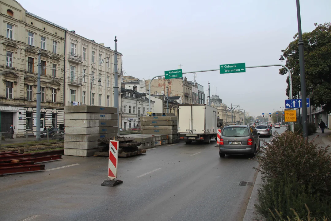 Trwa łączenie nowego torowiska ze starym przy ul.Legionów w Łodzi