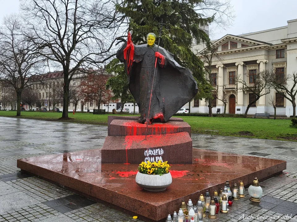 Zniszczony pomnik Jana Pawła II w Łodzi