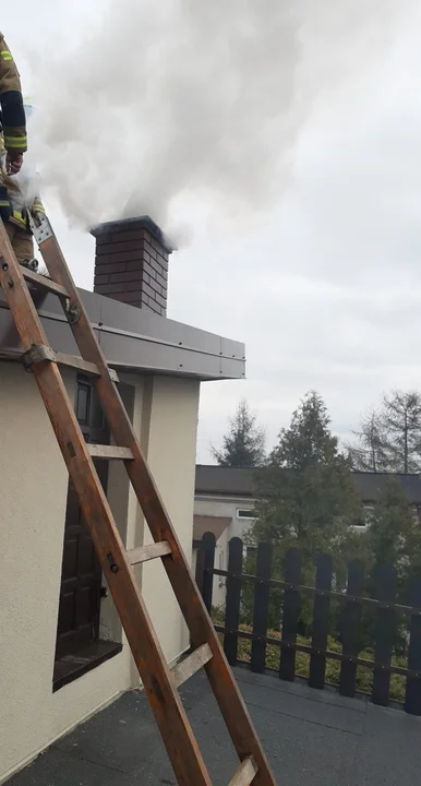 Strażacy z powiatu kutnowskiego walczyli z dwoma pożarami sadzy w kominie jednego dnia