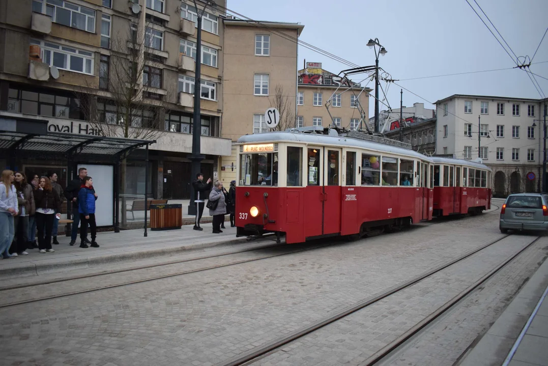 Zabytkowy tramwaj na placu Wolności