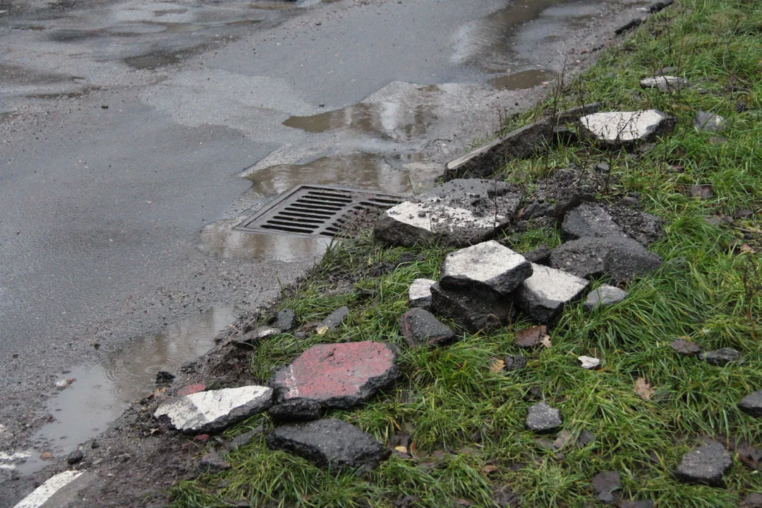 Wielkie fragmenty asfaltu, dziury i głębokie kałuże – tak wygląda ulica Lecznicza w Łodzi. Zmotoryzowani domagają się zwolnienia dyrektorki ZDiT [ZDJĘCIA] - Zdjęcie główne