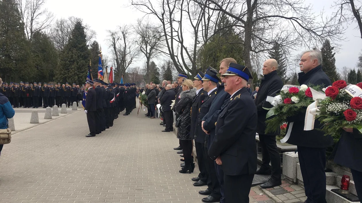 Pogrzeb Wojciecha Pernala. Strażacy pożegnali swojego komendanta [zdjęcia] - Zdjęcie główne