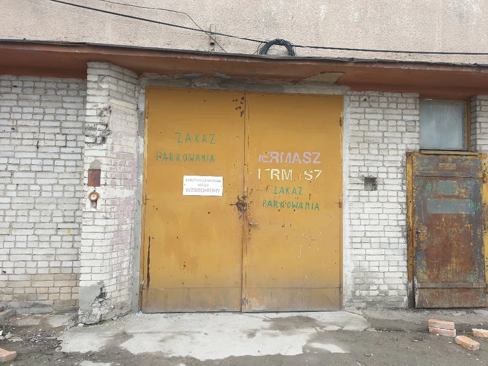 "Dam pracę" napis na dawnych zakładach Morfeo w Ozorkowie. Dziś już nikt tu nie przyjdzie do pracy... [galeria]