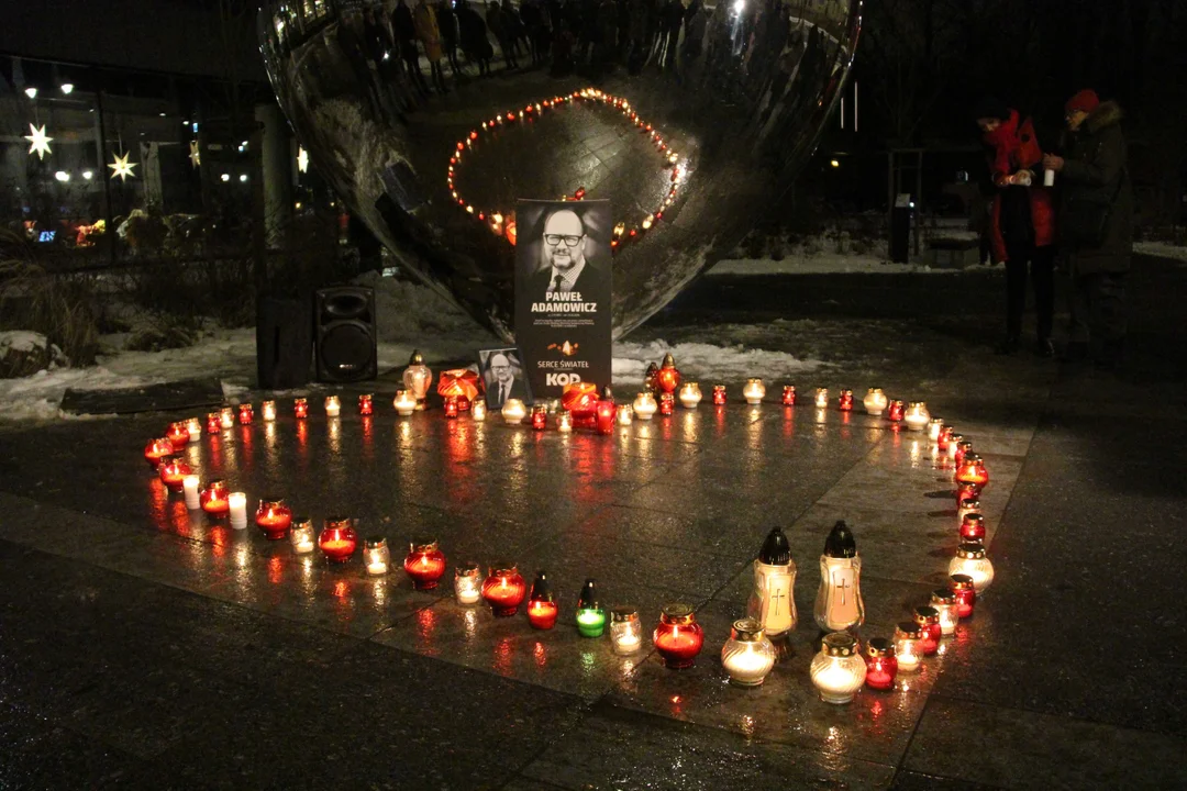 Piąta rocznica śmierci Pawła Adamowicza. Mieszkańcy regionu zebrali się na pl. Wielkiej Orkiestry Świątecznej Pomocy i zapalili pamiątkowe znicze [ZDJĘCIA] - Zdjęcie główne