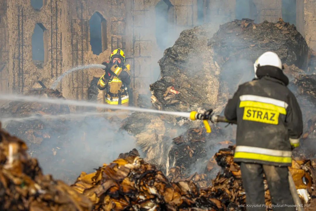 Nowe fakty w sprawie gigantycznego pożaru w Łódzkiem. Tak wyglądała od środka akcja służb [FOTO] - Zdjęcie główne