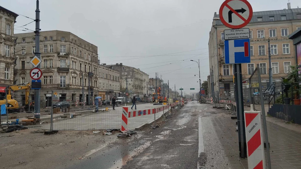 Trwa łączenie nowego torowiska ze starym przy ul.Legionów w Łodzi