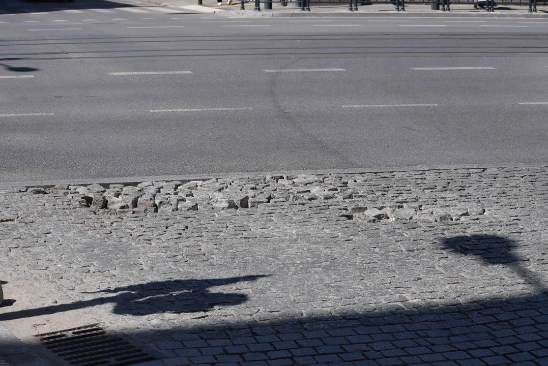 Niszczejąca kostka brukowa na skrzyżowaniu ulic Zachodniej i Próchnika w Łodzi