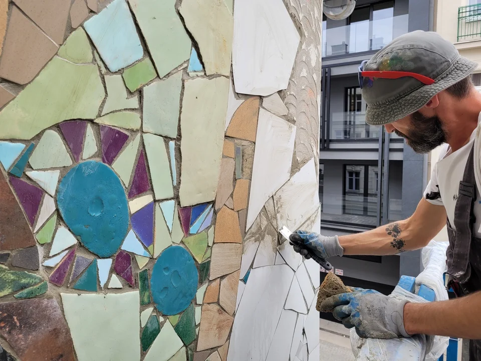Niezwykła mozaika ceramiczna powstaje przy ulicy Andrzeja Struga 17.