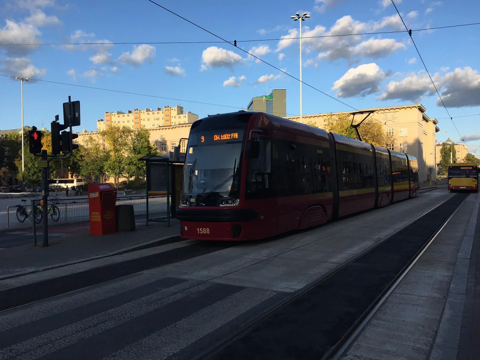 Koniec remontu pasa autobusowo-tramwajowego na pl. Dąbrowskiego w Łodzi