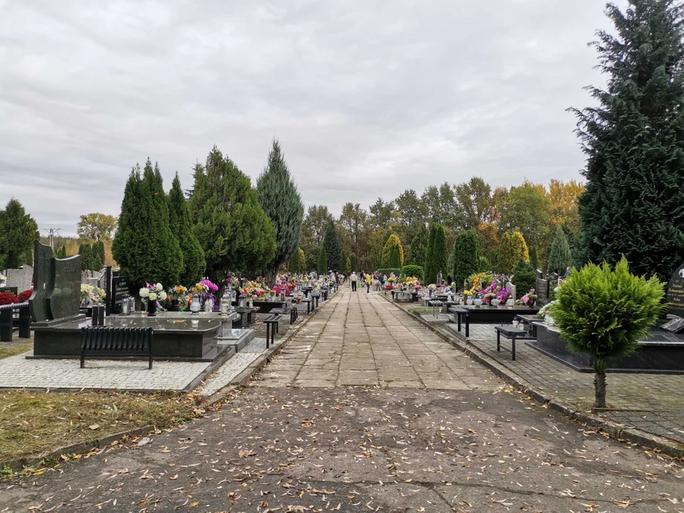 Dzień Wszystkich Świętych na cmentarzu komunalnym w Zgierzu