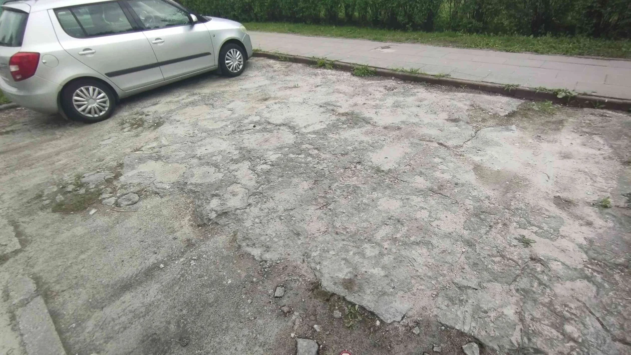 Problemy z parkingiem na Radogoszczu. Mieszkańcy nie mogą doprosić się remontu [ZDJĘCIA] - Zdjęcie główne