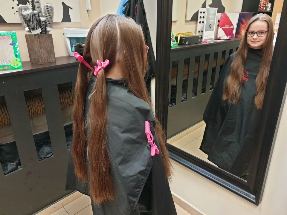 Córka postanowiła obciąć długie włosy? I dobrze, oddaj je na perukę i pomóż innym dzieciom. Podpowiadamy, jak - Zdjęcie główne