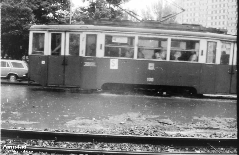 1978 r., tramwaj linii 46 do Ozorkowa na zalanych torach