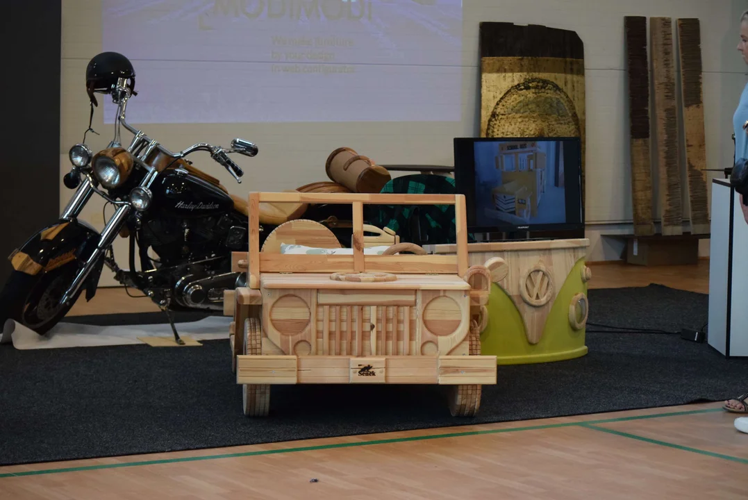 Drewniane samochody i wyjątkowe meble – rozpoczął się Wood Design Festiwal w Zgierzu [ZDJĘCIA] - Zdjęcie główne