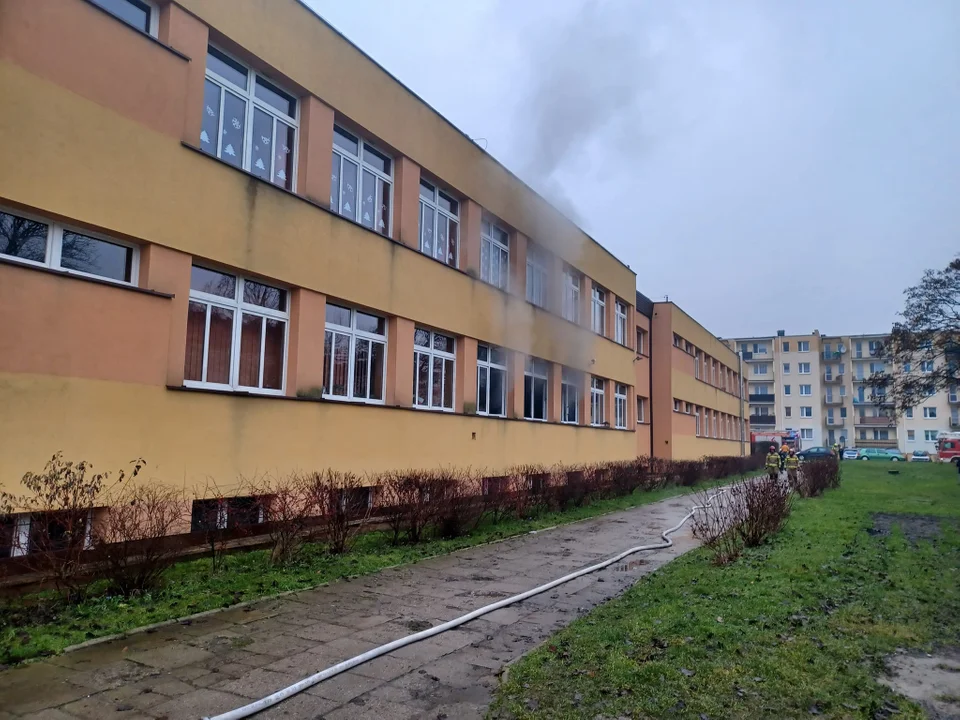 Pożar w szkole podstawowej w Łęczycy. Zniszczona sala lekcyjna [ZDJĘCIA] - Zdjęcie główne
