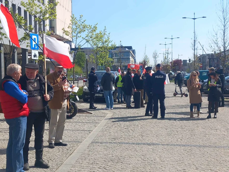 Rolnicy strajkują pod Urzędem Marszałkowskim w Łodzi