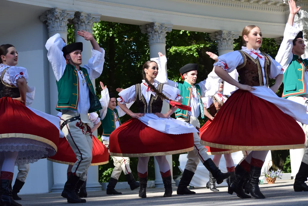 Taniec i śpiew w Parku Julianowskim. Spotkanie z folklorem przyciągnęło tłumy [ZDJĘCIA] - Zdjęcie główne