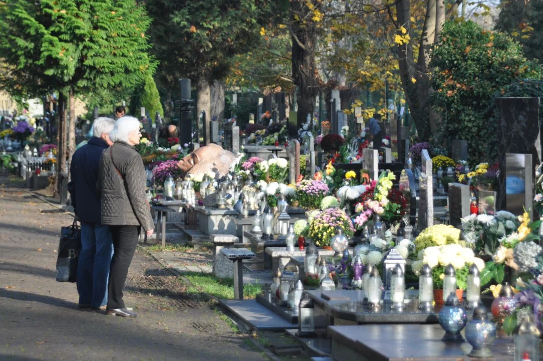 Stary Cmentarz przy ul. Ogrodowej. Od samego rana łodzianie odwiedzają swoich bliskich - Zdjęcie główne