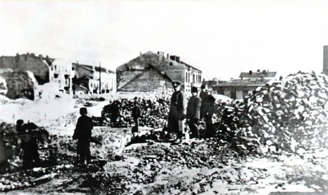 Jak wyglądały pierwsze dni II wojny światowej w Bełchatowie? Zbombardowane miasto na historycznych zdjęciach [FOTO] - Zdjęcie główne